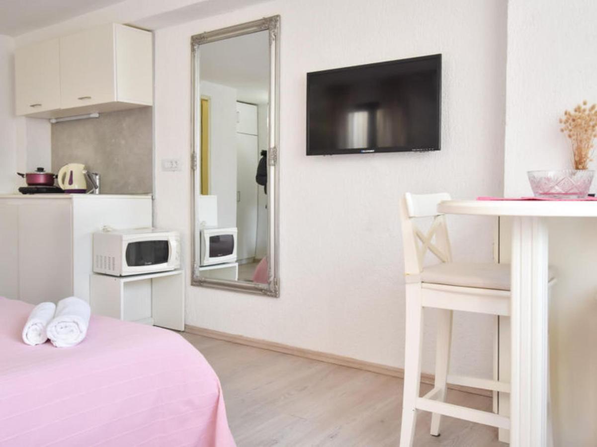 Studios Barre With Jacuzzi Rovinj Bagian luar foto
